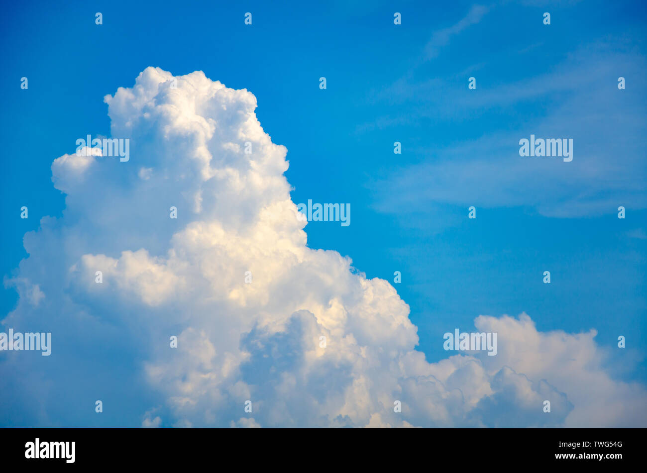 Blue sky background with white cumulus clouds Stock Photo - Alamy