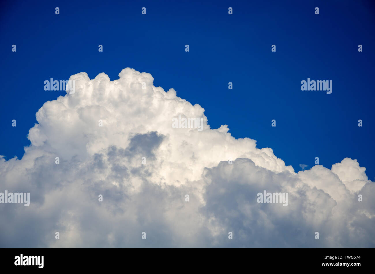 Blue sky background with white cumulus clouds Stock Photo - Alamy