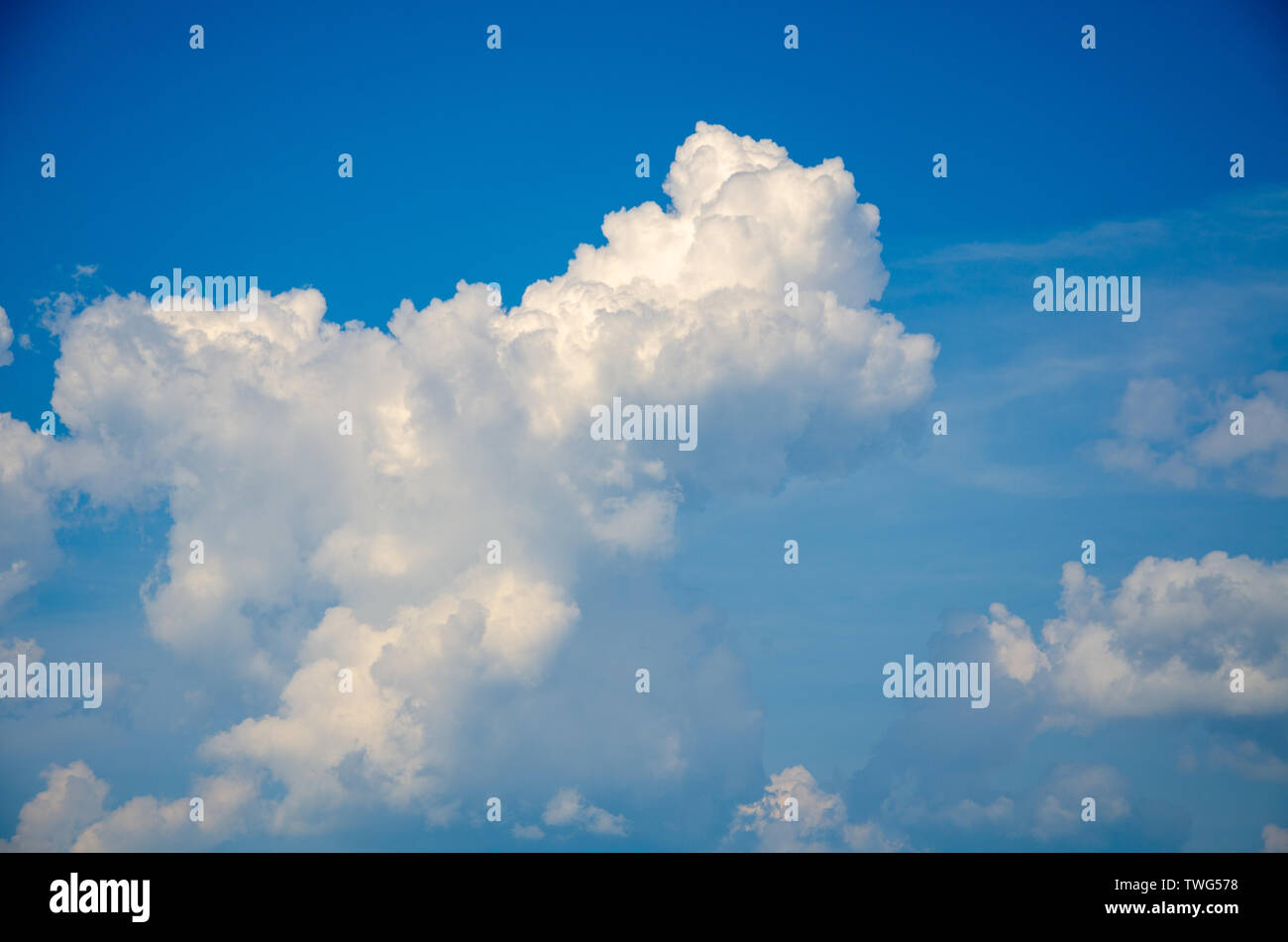 Blue sky background with white cumulus clouds Stock Photo - Alamy