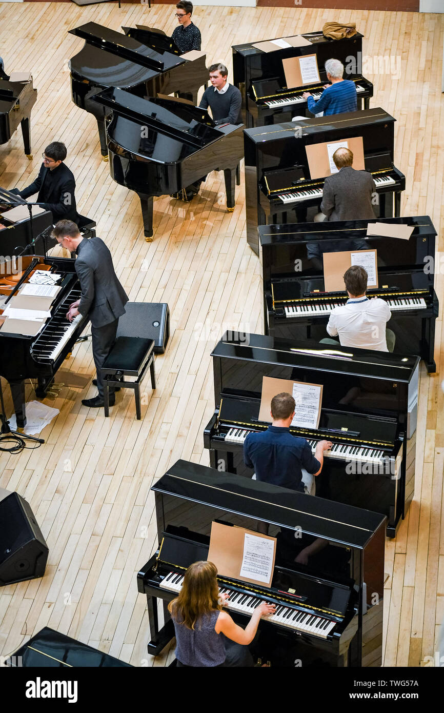 Piano circus scotland hires stock photography and images Alamy