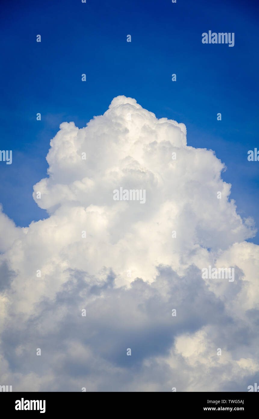 Blue sky background with white cumulus clouds Stock Photo - Alamy