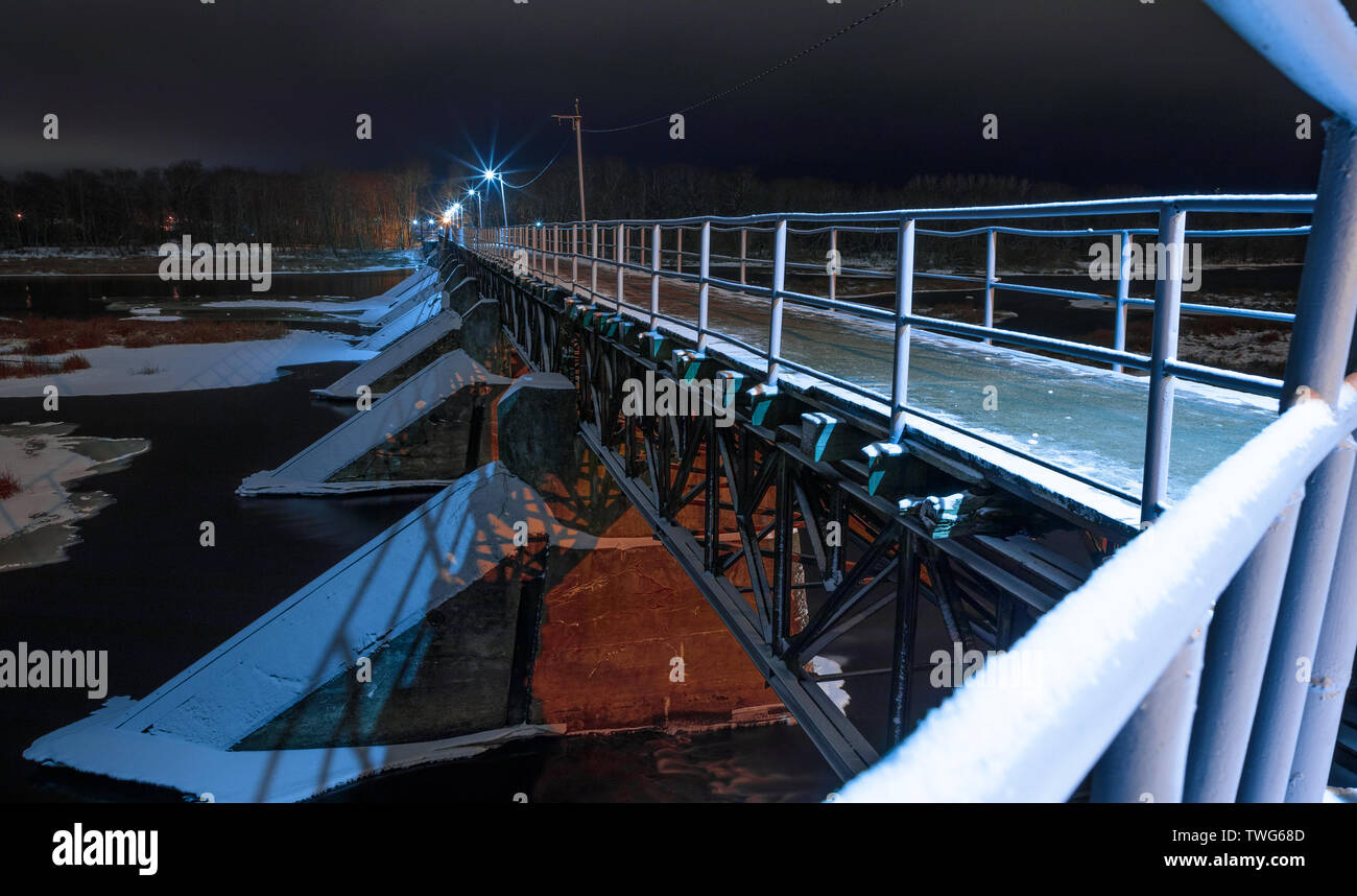 Pedestrian bridge background hi-res stock photography and images - Alamy