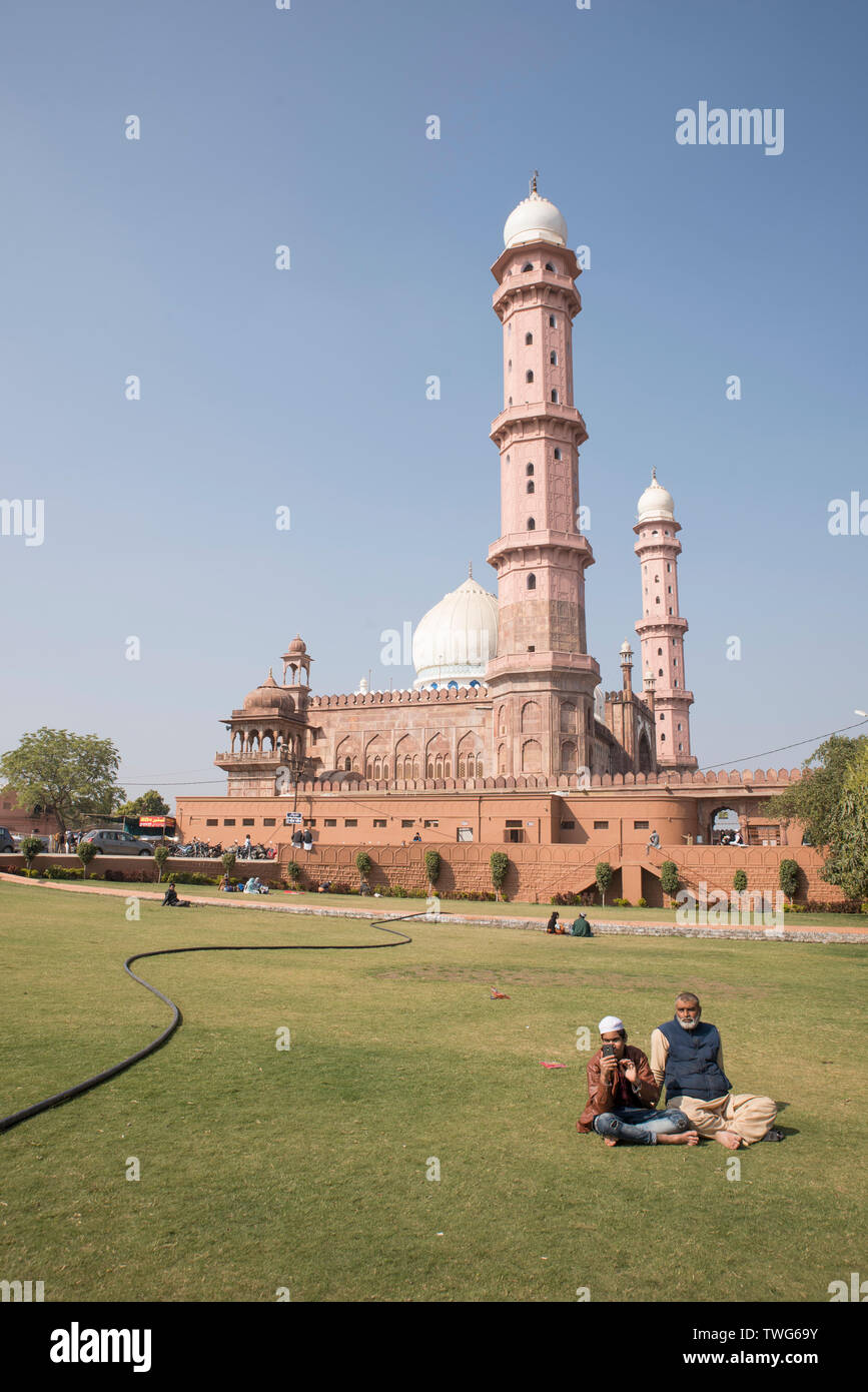 people-in-taj-ul-masjid-in-bhopal-stock-photo-alamy