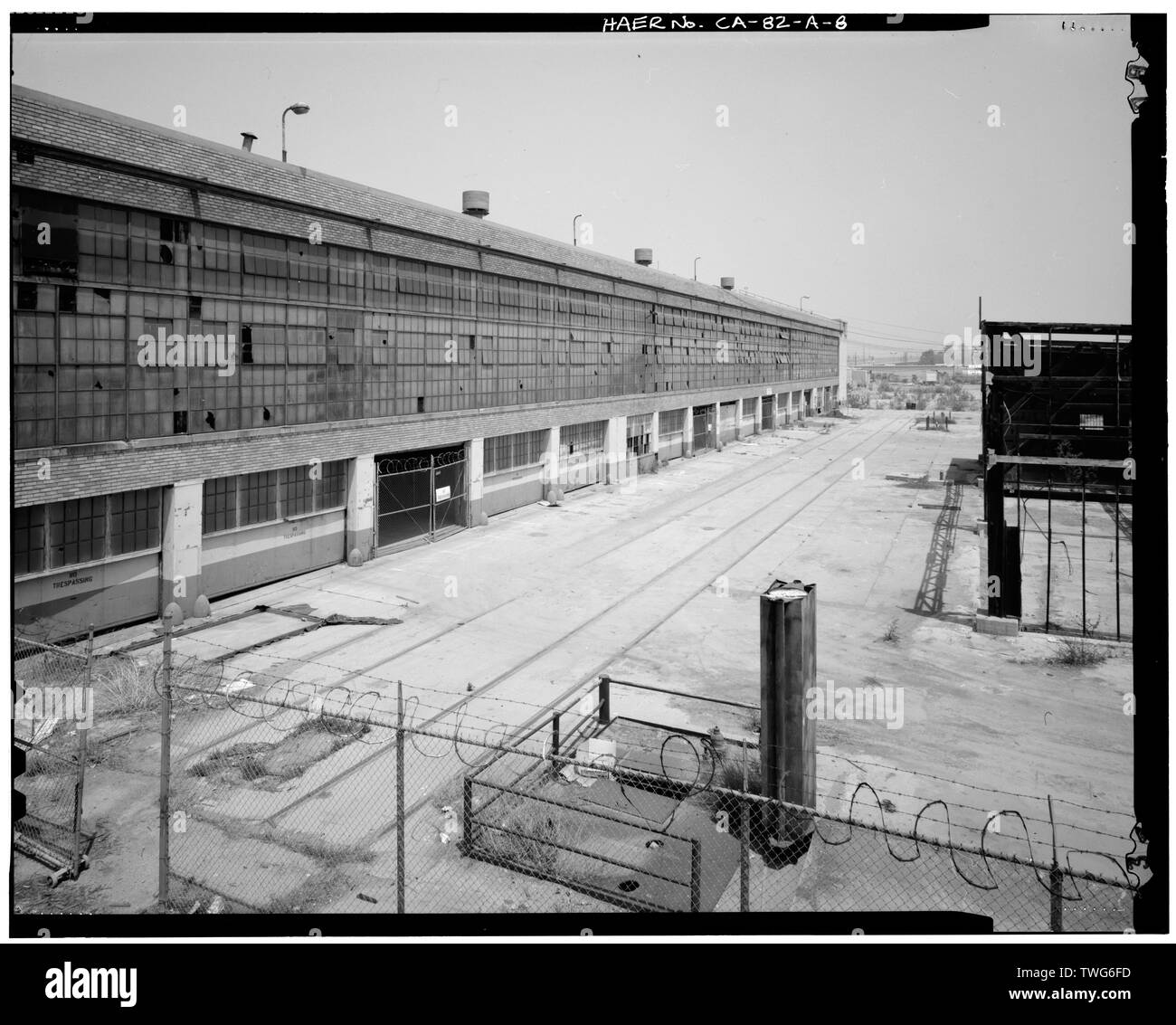 RAIL SPURS AND NORTHEAST PART OF EAST ELEVATION. VIEW TO NORTH-NORTHWEST. - Ford Motor Company Long Beach Assembly Plant, Assembly Building, 700 Henry Ford Avenue, Long Beach, Los Angeles County, CA Stock Photo