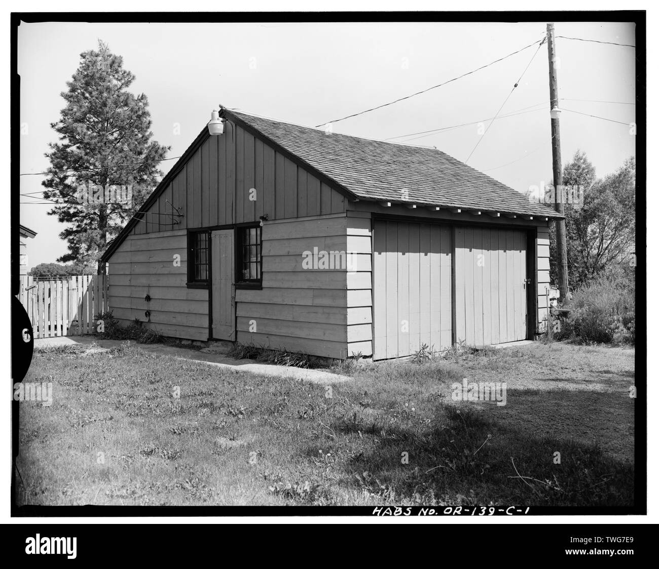 RANGERS RESIDENCE, GARAGE, SOUTHEAST FRONT AND SOUTHWEST SIDE, LOOKING NORTH - Union Ranger District Compound, Garage-Rangers Residence, Fronting State Highway 203, at West edge of Union, Union, Union County, OR Stock Photo