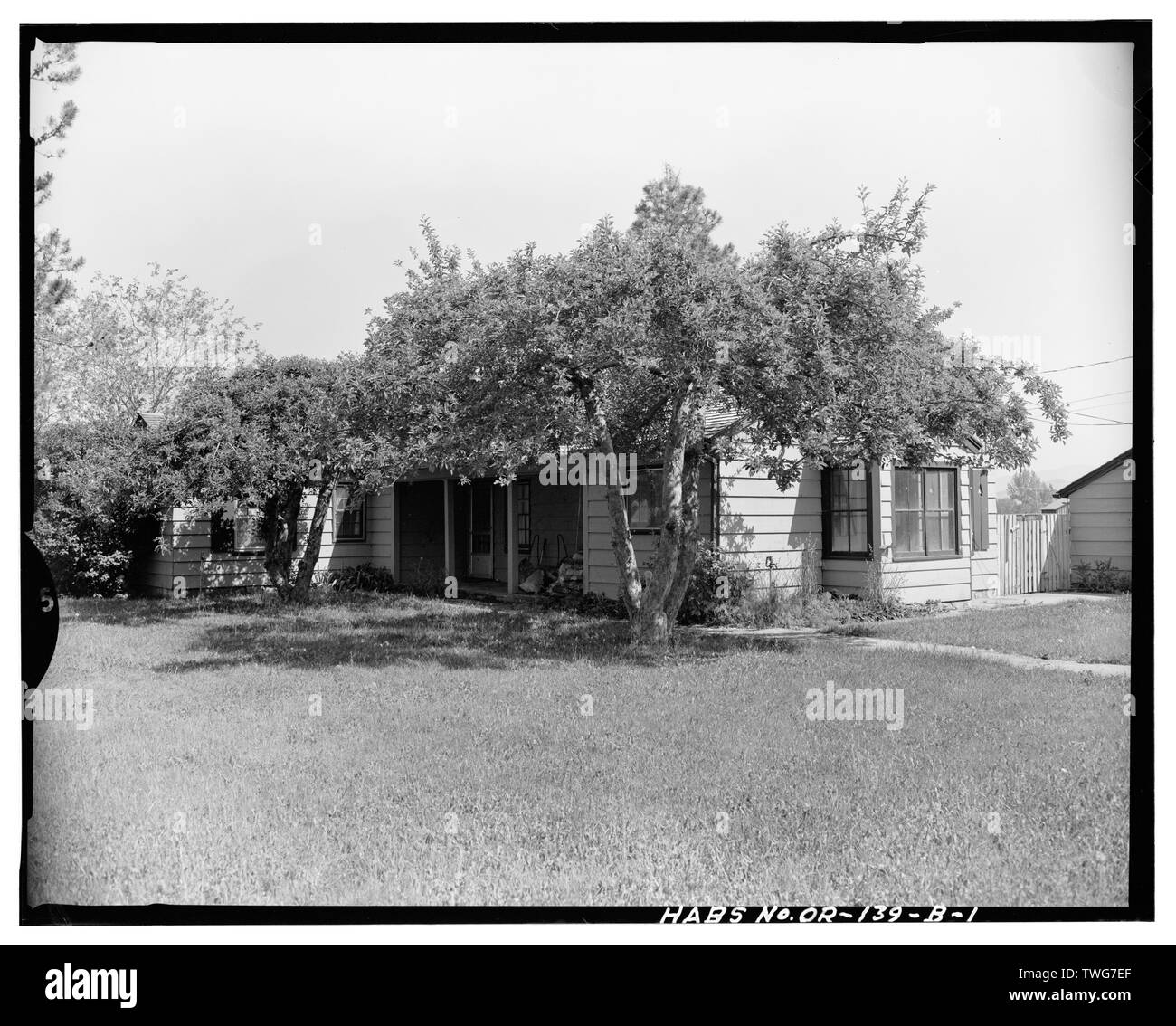 RANGERS RESIDENCE, SOUTHWEST FRONT AND SOUTHEAST SIDE, LOOKING NORTH - Union Ranger Distric Compound, Rangers Residence, Fronting State Highway 203, at West edge of Union, Union, Union County, OR Stock Photo