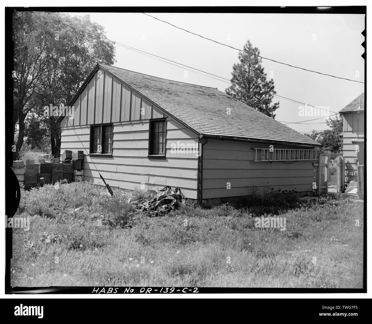 RANGERS RESIDENCE, GARAGE, NORTHWEST BACK AND NORTHEAST SIDE, LOOKING SOUTH - Union Ranger District Compound, Garage-Rangers Residence, Fronting State Highway 203, at West edge of Union, Union, Union County, OR Stock Photo