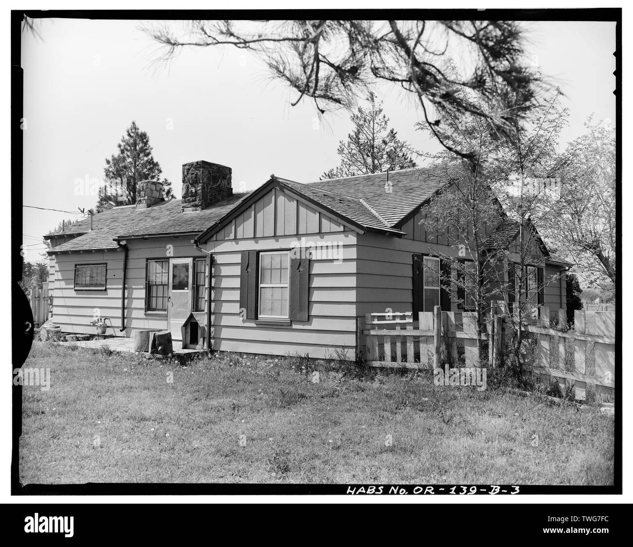 RANGERS RESIDENCE, NORTHEAST REAR AND NORTHWEST SIDE, LOOKING SOUTH - Union Ranger Distric Compound, Rangers Residence, Fronting State Highway 203, at West edge of Union, Union, Union County, OR Stock Photo