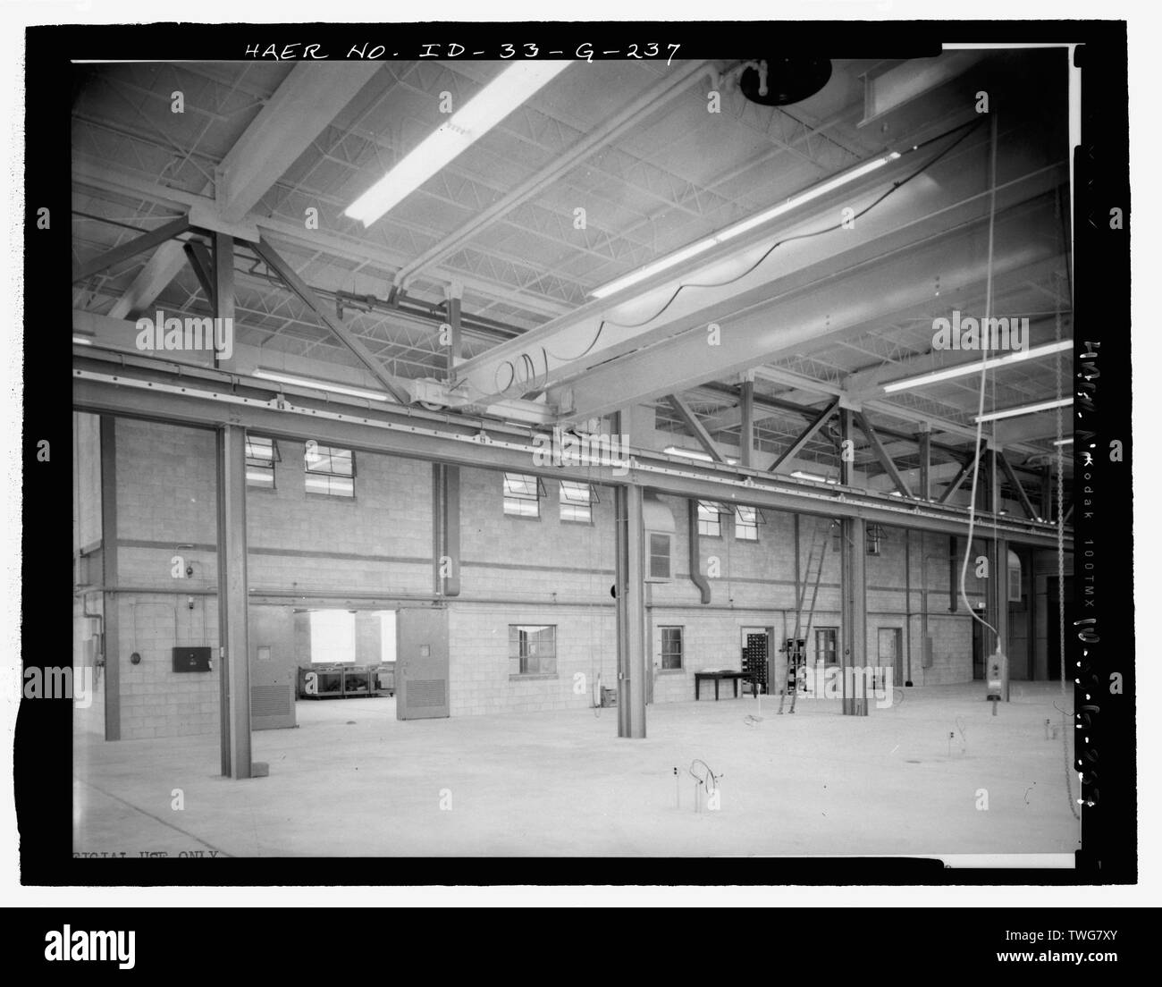 REACTOR SERVICE BUILDING, TRA-635, INTERIOR. CAMERA FACES NORTHWEST TOWARDS INTERIOR WALL ENCLOSING STORAGE AND OFFICE SPACE ALONG THE WEST SIDE. AT RIGHT EDGE IS DOOR TO MTR BUILDING. FROM RIGHT TO LEFT, SPACE WAS PLANNED FOR A LOCKER ROOM, MTR ISSUE ROOM, AND STORAGE AREAS AND RELATED OFFICES. NOTE SECOND MEZZANINE FLOOR ABOVE. INL NEGATIVE NO. 10227.; Unknown Photographer, 3-23-1954 - Idaho National Engineering Laboratory, Test Reactor Area, Materials and Engineering Test Reactors, Scoville, Butte County, ID Stock Photo