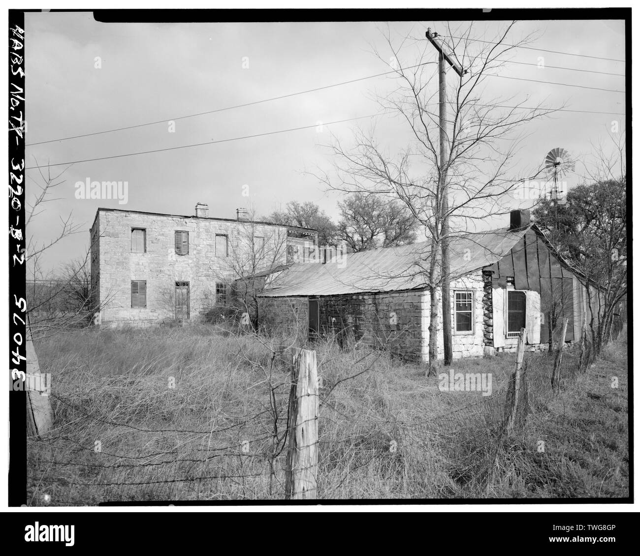 REAR (NORTH) ELEVATION, FROM NORTHWEST. IN BACKGROUND IS 1878 HOUSE (HABS No. TX-3220 C) - Aue Stagecoach Inn and Complex, Max Aue Log House, Boerne Stage Road, Leon Springs, Bexar County, TX Stock Photo