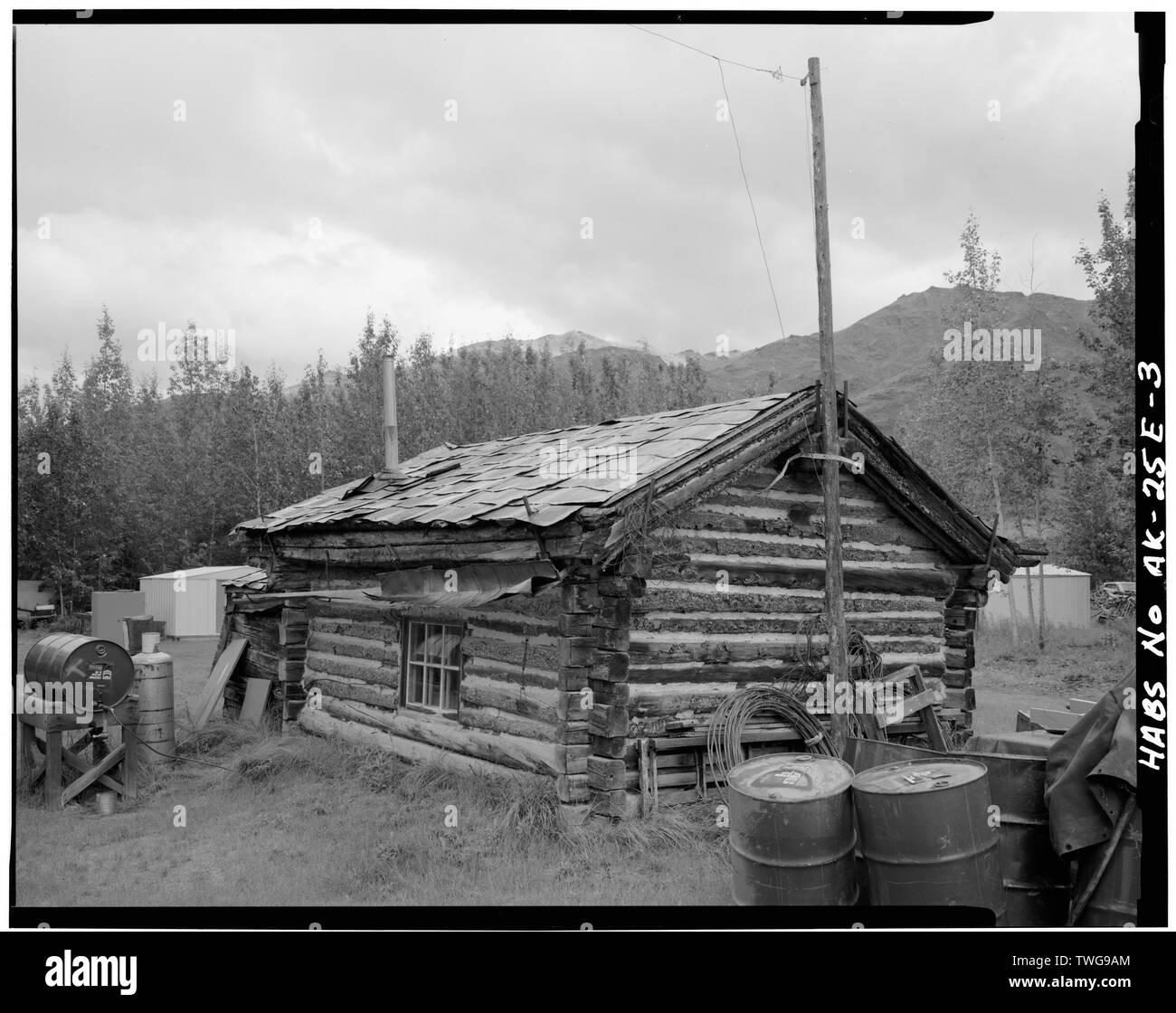 REAR AND NORTH SIDE, LOOKING SOUTHEAST - Gus Larson Cabin, Koyukuk River at Wiseman Creek, Bettles Vicinity, Wiseman, Yukon-Koyukuk Census Area, AK Stock Photo