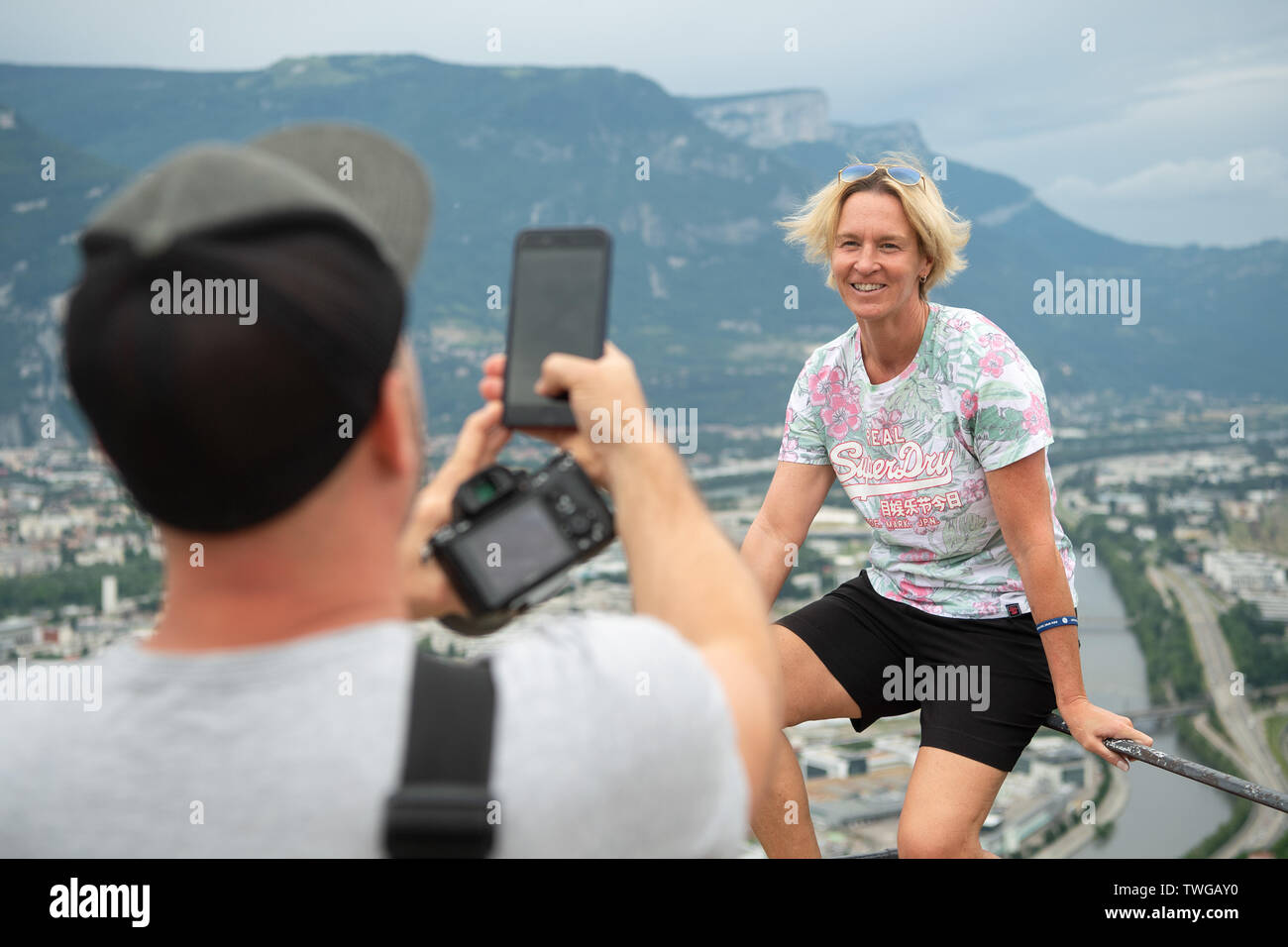 Grenoble, France. 20th Jun 2019. Football, women: World Cup, national team,  Germany: A DFB employee photographs Lina Magull (l), Leonie Maier and  Kathrin Hendrich. Photo: Sebastian Gollnow/dpa Credit: dpa picture  alliance/Alamy Live