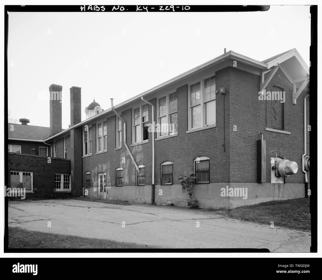REAR SIDE OF 1916 SECTION AT THE NORTH END, TAKEN FROM THE NORTHEAST. - James Russell Lowell Elementary School, 4501 Crittenden Drive, Louisville, Jefferson County, KY; Hawes, Henry F; Ryster, O M; Colley, J Meyrick; Rommel, George H; Scheidt, Dan, transmitter Stock Photo
