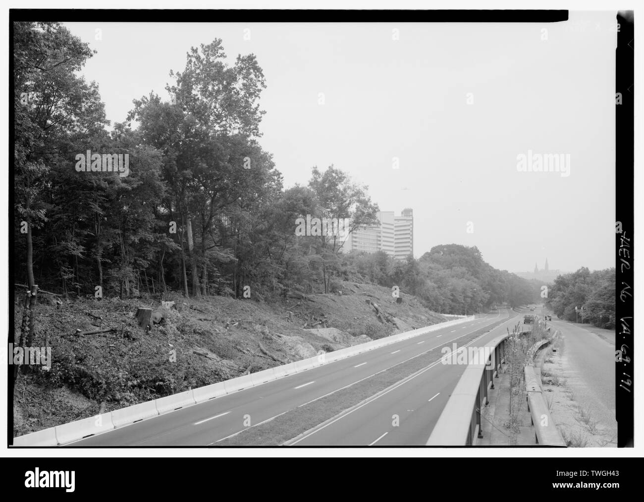 RECONFIGURED AREA OF GWMP FROM THEODORE ROOSEVELT BRIDGE LOOKING NORTH. - George Washington Memorial Parkway, Along Potomac River from McLean to Mount Vernon, VA, Mount Vernon, Fairfax County, VA; Mount Vernon Avenue Association; U.S. Army Corps of Engineers; U.S. Bureau of Public Roads; Clarke, Gilmore; Downer, Jay; Toms, R E; Johnson, J W; Simonson, Wilbur; McNary, J V; Barton, Clara; Mount Vernon Ladies Association; Garden Club of America; Daughters of the American Revolution; United Daughters of the Confederacy; Colonial Dames of America; Association for the Preservation of Virginia Antiqu Stock Photo