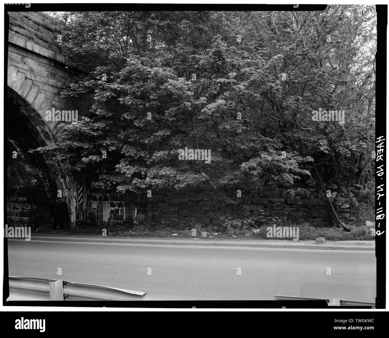 RETAINING WALL FROM EAST, NORTH SIDE OF NEPPERHAN AVENUE ARCH - Old Croton Aqueduct, Saw Mill River Culvert, Spanning Nepperhan Avenue, Yonkers, Westchester County, NY Stock Photo