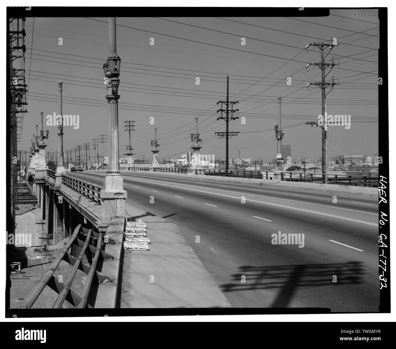ROAD BED VIEW FROM BENT NO. 6, FACING NORTHWEST. - Ninth Street Viaduct, Spanning Los Angeles River at Olympic Boulevard, Los Angeles, Los Angeles County, CA Stock Photo