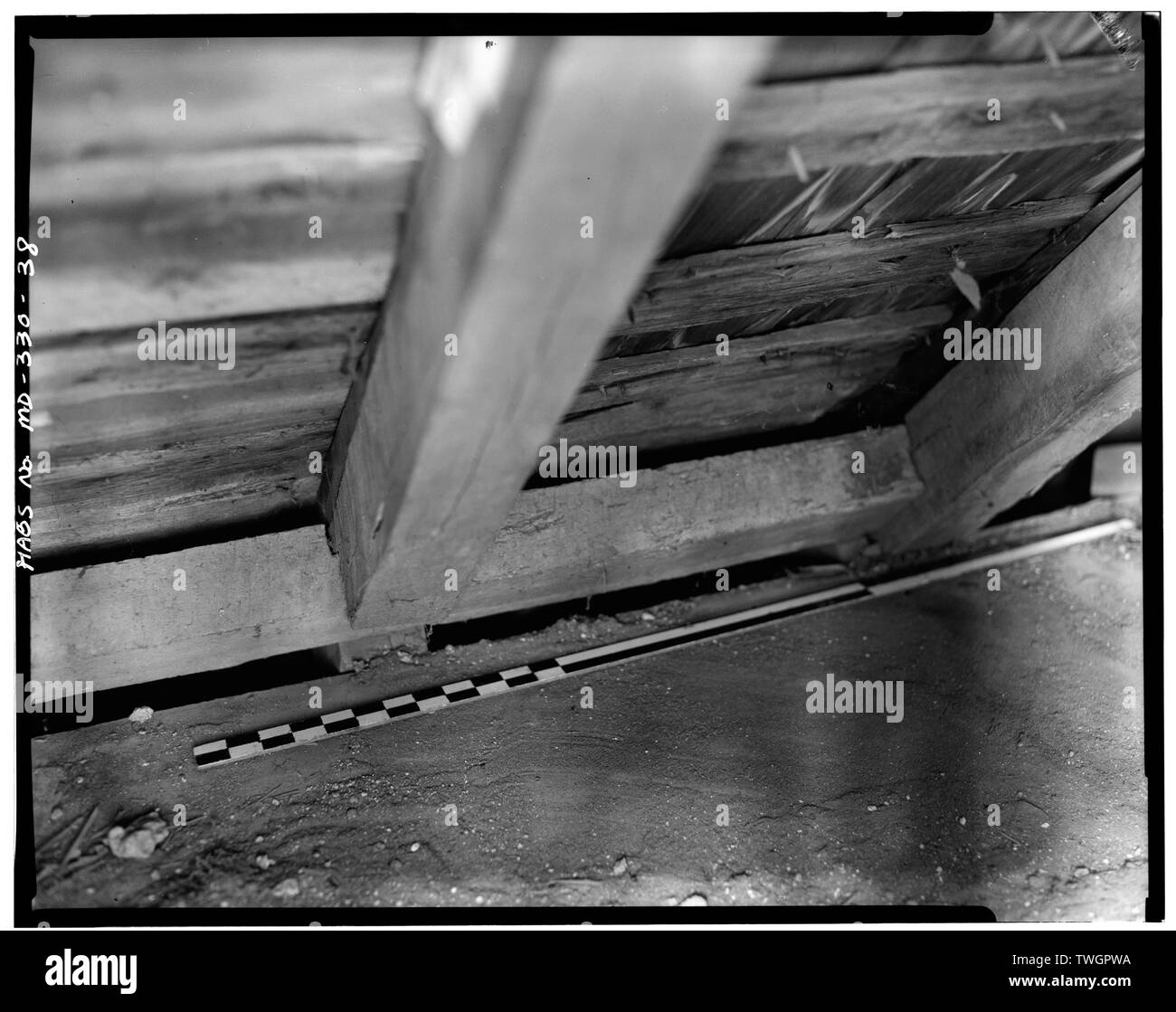 ROOF FRAME, DETAIL SHOWING STRINGER USED TO SUPPORT RAFTER IN THE ABSENCE OF JOISTS AROUND CHIMNEYS - Genesar, State Route 611, Berlin, Worcester County, MD; Bethane, Mariani and Assoc., sponsor; Smith, Delos H, photographer; Warren, M E, photographer; Florida A and M Univ, delineator; Silverman, Eleni, historian Stock Photo