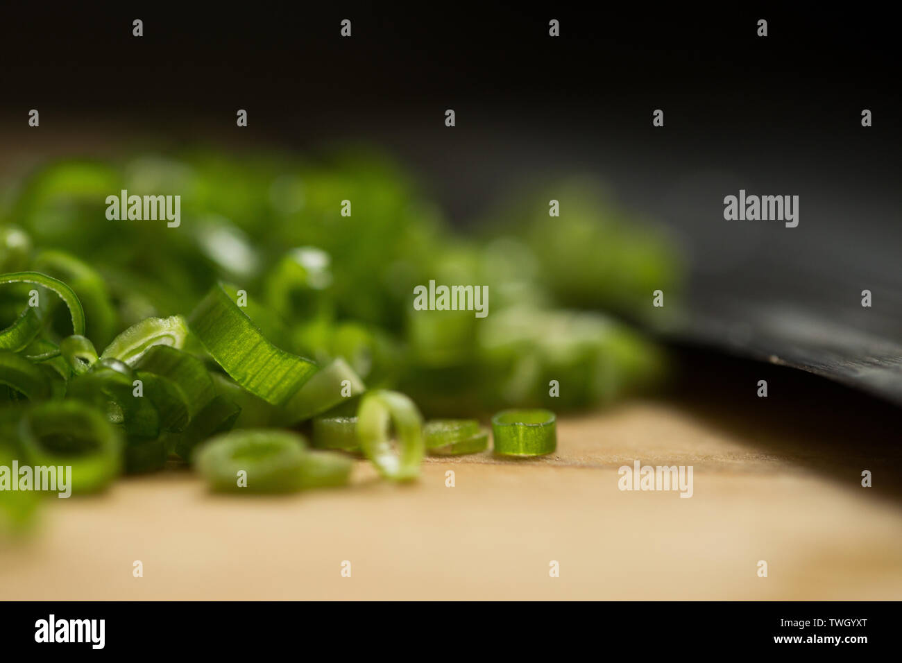 Sliced onion on a wooden chopping board Stock Photo - Alamy