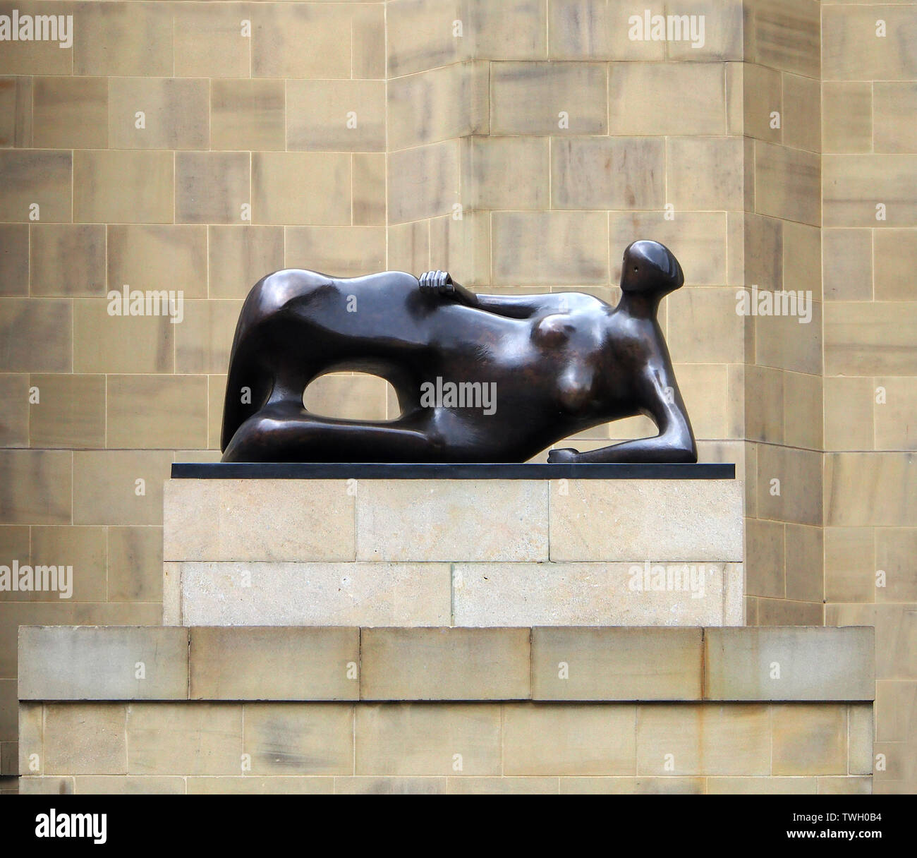Henry Moore statue (bronze) outside the entrance to Leeds Art Gallery in Yorkshire, England, UK, titled Reclining Woman: Elbow. Created in1981. Stock Photo