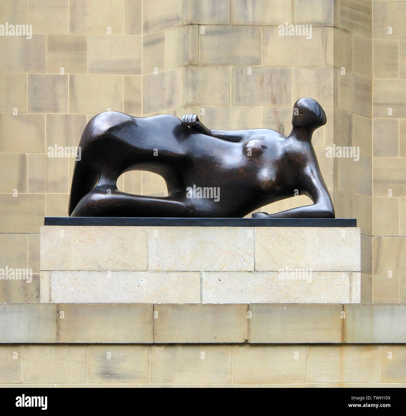 Henry Moore statue (bronze) outside the entrance to Leeds Art Gallery in Yorkshire, England, UK, titled Reclining Woman: Elbow. Created in 1981. Stock Photo