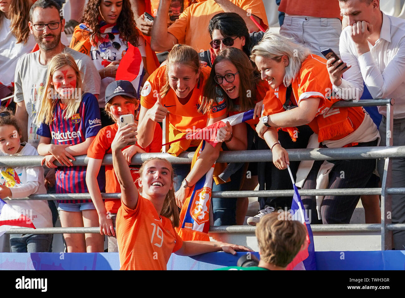 20 june 2019 Reims, France Soccer Women's World Cup France 2019: The Netherlands v Canada  Jill Roord of The Netherlands with spectators Stock Photo