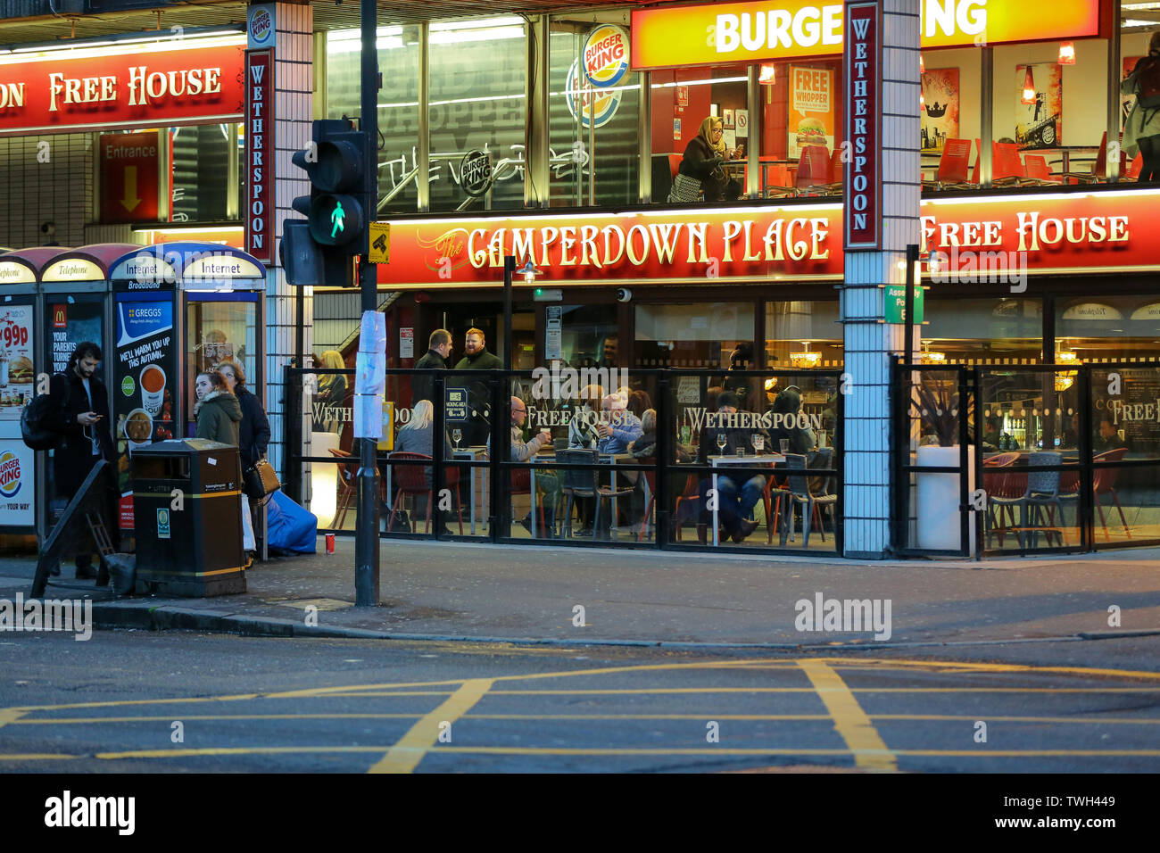 Concourse queen street station glasgow hires stock photography and