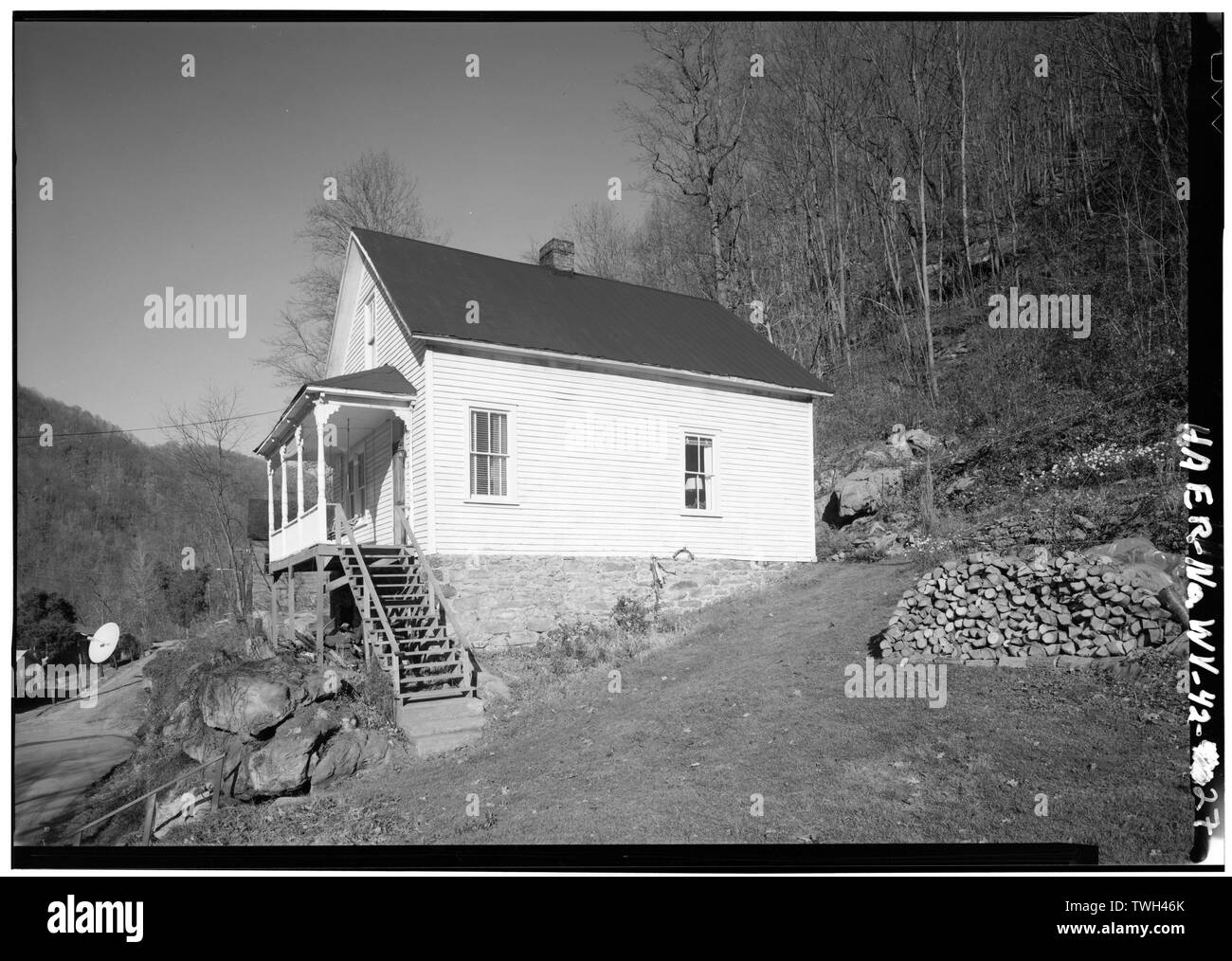 Residential area, south and east elevations of Charlie and Dorothy Wells' house above (north of) Thurmond Commercial Area. - Chesapeake and Ohio Railroad, Thurmond Yards, East side New River, mouths of Arbuckle and Dunlop Circles, Thurmond, Fayette County, WV Stock Photo