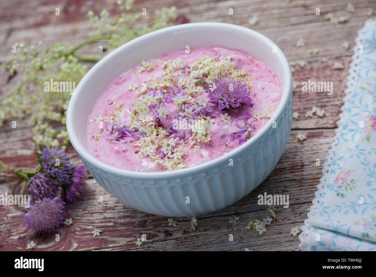 Dessert mit Blüten von Acker-Witwenblume und Holunder, Nachspeise, Nachtisch,  Quarkspeise, Blütenblätter als Dekoration, dessert, junket, sweet. Acker  Stock Photo - Alamy