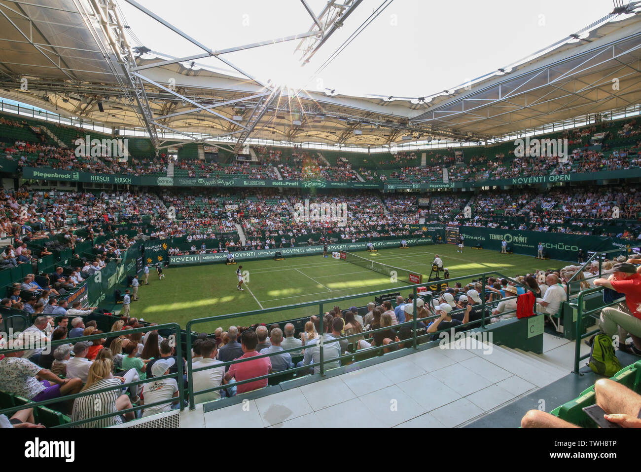 Halle, Germany. 17th June, 2019. Tennis: ATP-Tour singles, men, 1st round,  Haase (Netherlands) - Zverev (Germany). Spectators sit on the grandstand of  the stadium, which can open and close its roof. Credit: