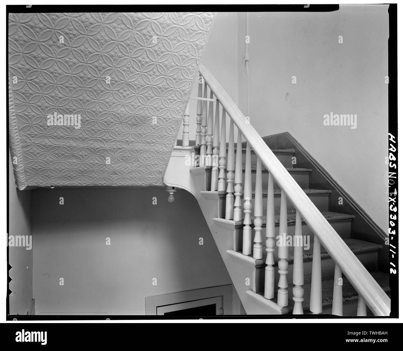 SALLYPORT (BUILDING -613), SECOND FLOOR, DETAIL OF STAIRWAY, SOUTHWEST CORNER OF BUILDING - Fort Sam Houston, Military Post of San Antonio, Company Barracks and Band Building, 603-610 and 613 Infantry Post Road, San Antonio, Bexar County, TX; Cary, Brian, transmitter Stock Photo