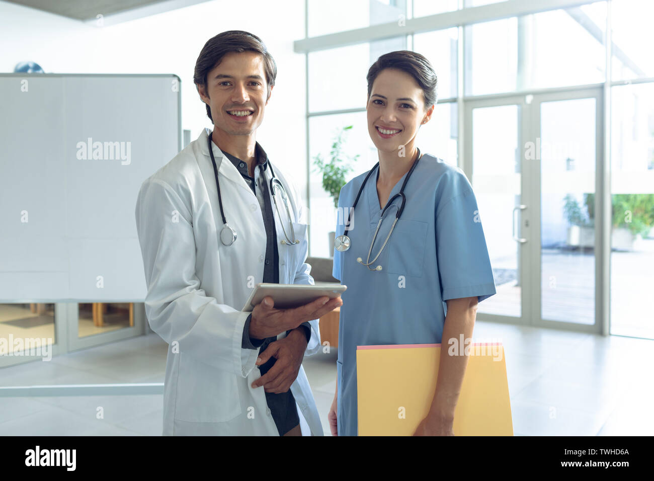 Male doctor and female nurse hi-res stock photography and images - Alamy