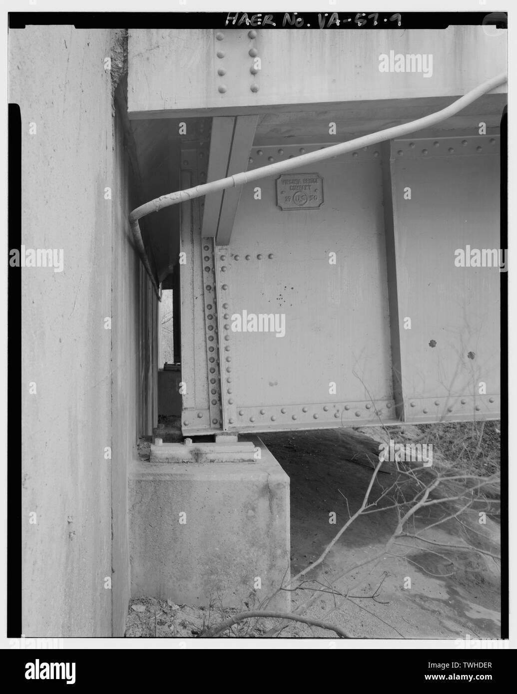 SEATING OF GIRDER SPAN AT SOUTH ABUTMENT. FABRICATOR'S PLATE READS