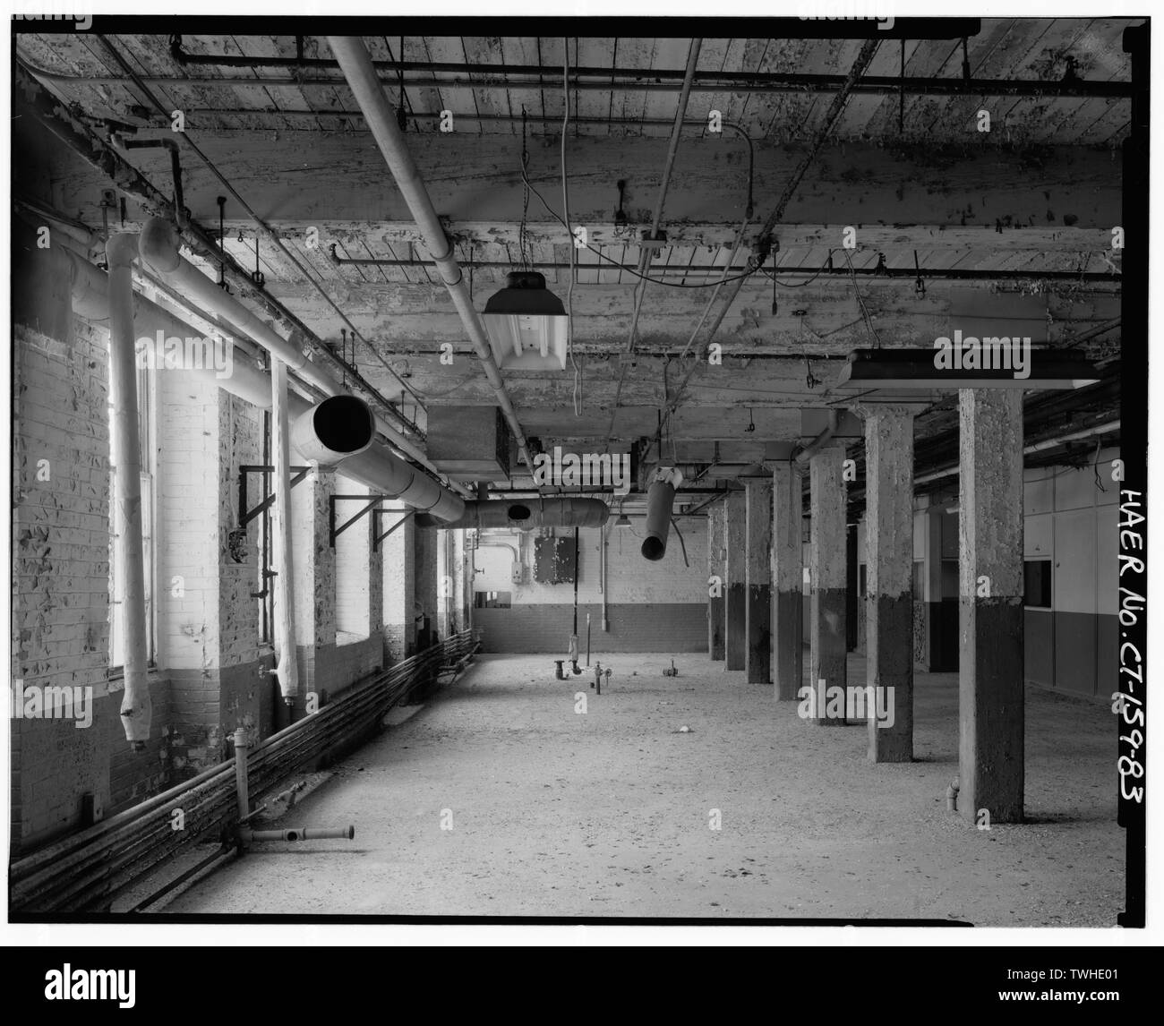 SECOND FLOOR BLDG. 19 LOOKING WEST. - Fafnir Bearing Plant, Bounded on North side by Myrtle Street, on South side by Orange Street, on East side by Booth Street and on West side by Grove Street, New Britain, Hartford County, CT Stock Photo