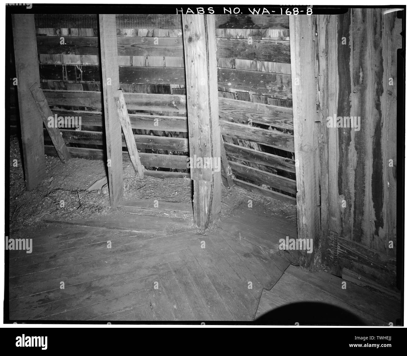 SECOND FLOOR INTERIOR, DETAIL OF ROOF FRAMING AND FLOOR - T. A. Leonard Barn, Old Moscow Highway, Pullman, Whitman County, WA; Cline, James H; Rudd, J William, project manager; Washington State University, School of Architecture, sponsor; Nys, Steven Eric, delineator; Burger, David M, delineator Stock Photo