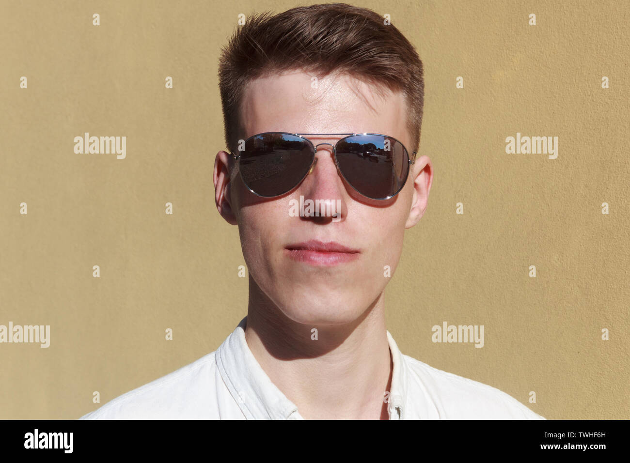 Men with sunglasses hi-res stock photography and images - Alamy