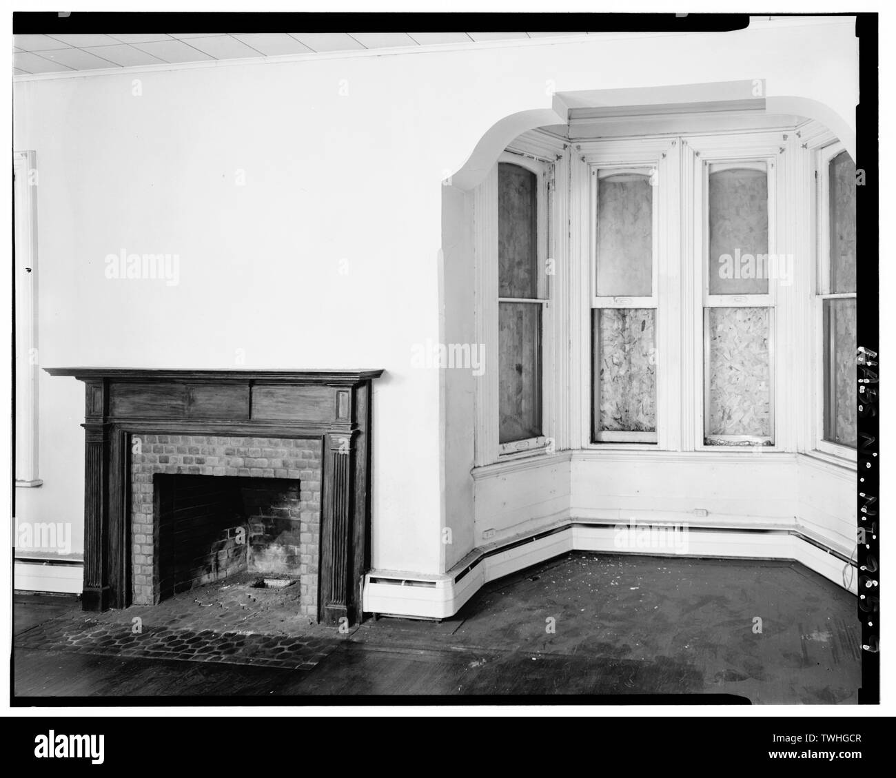 SECOND FLOOR, CENTRAL ROOM WITH FIREPLACE AND BAY DETAIL - Abraham S. Ackley House, 406 Cooper Street, Camden, Camden County, NJ Stock Photo