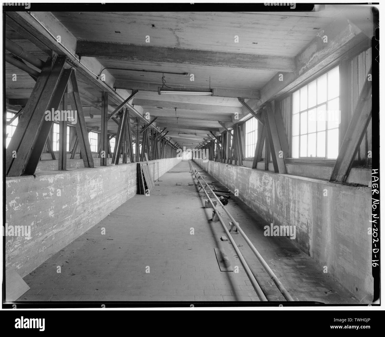 SECOND FLOOR, CONNECTING BRIDGE LOOKING WEST-PIER 4 - Brooklyn Army Supply Base, Pier 4, Brooklyn, Kings County, NY Stock Photo