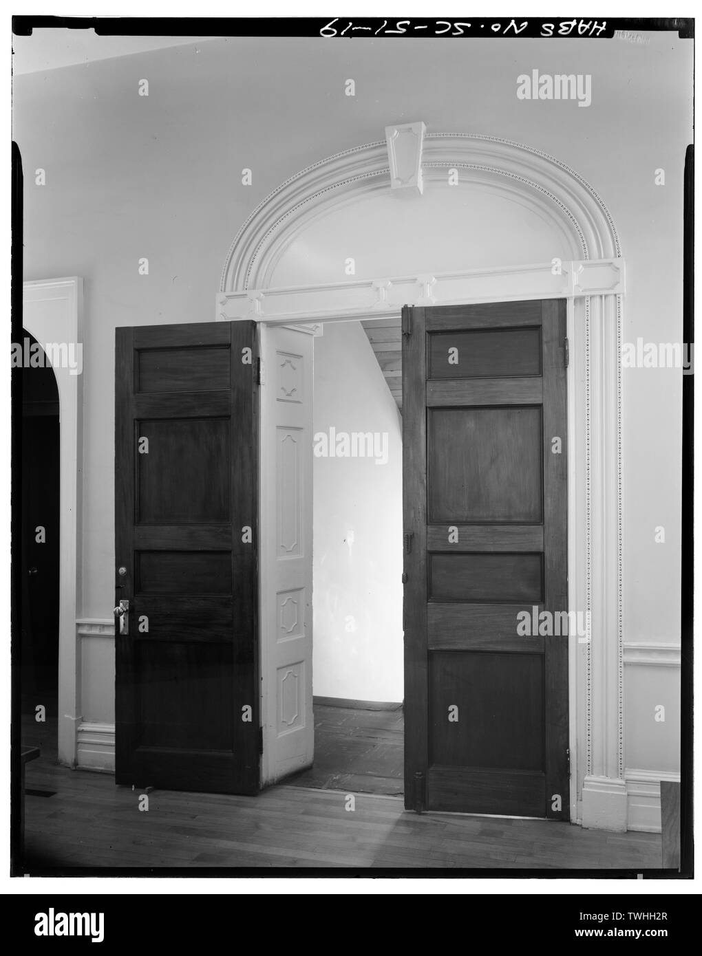 SECOND FLOOR, DOUBLE DOORS FROM HALL TO STAIRHALL. Original transom has been removed. Jambs are on straight line with center of stairhall. - Middleton-Pinckney House, 14 George Street, Charleston, Charleston County, SC; Pinckney, Thomas; Middleton, John; Elliot, Juliet Georgiana; Pinckney, Thomas Stock Photo