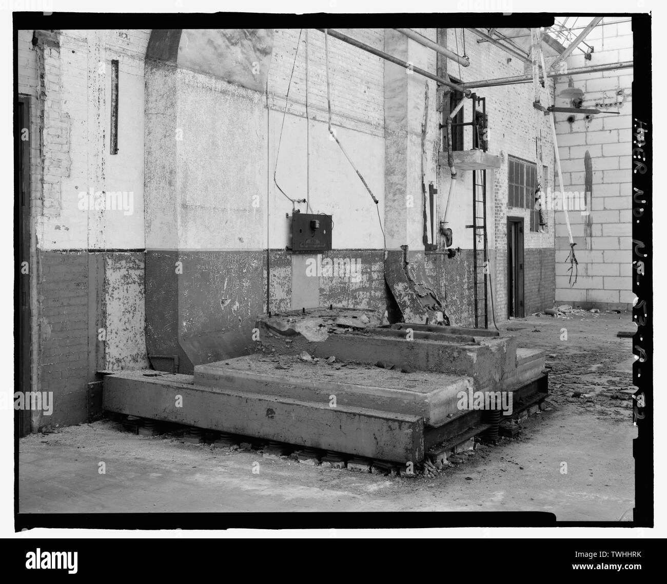 SECOND FLOOR, HEATER ROOM ENTRANCE (UPPER RIGHT) AND STEEL, CONCRETE, BRICK, AND SPRING AIR CONDITIONER BASE, BAY 31-32-4 SOUTH, TO WEST - Ford Motor Company Edgewater Assembly Plant, Assembly Building, 309 River Road, Edgewater, Bergen County, NJ Stock Photo