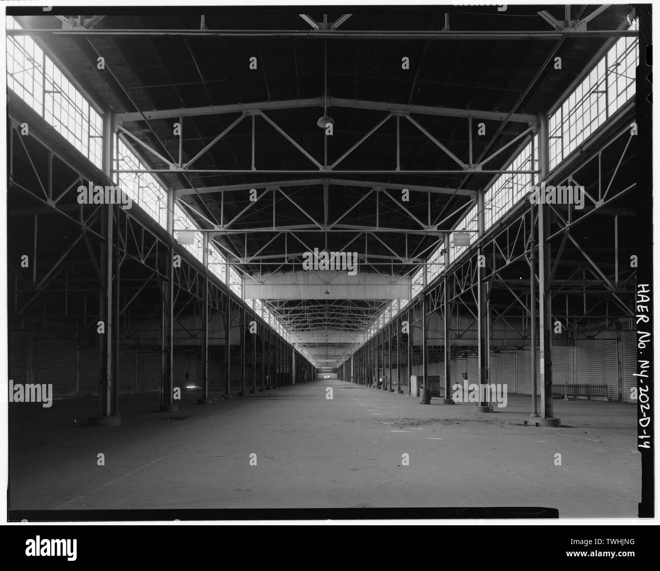 SECOND FLOOR, PIER SHED LOOKING WEST-PIER 4 - Brooklyn Army Supply Base, Pier 4, Brooklyn, Kings County, NY Stock Photo