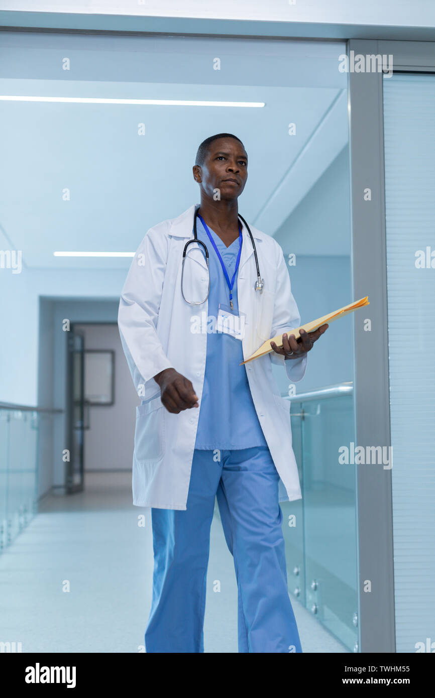 Mature black male doctor hi-res stock photography and images - Alamy