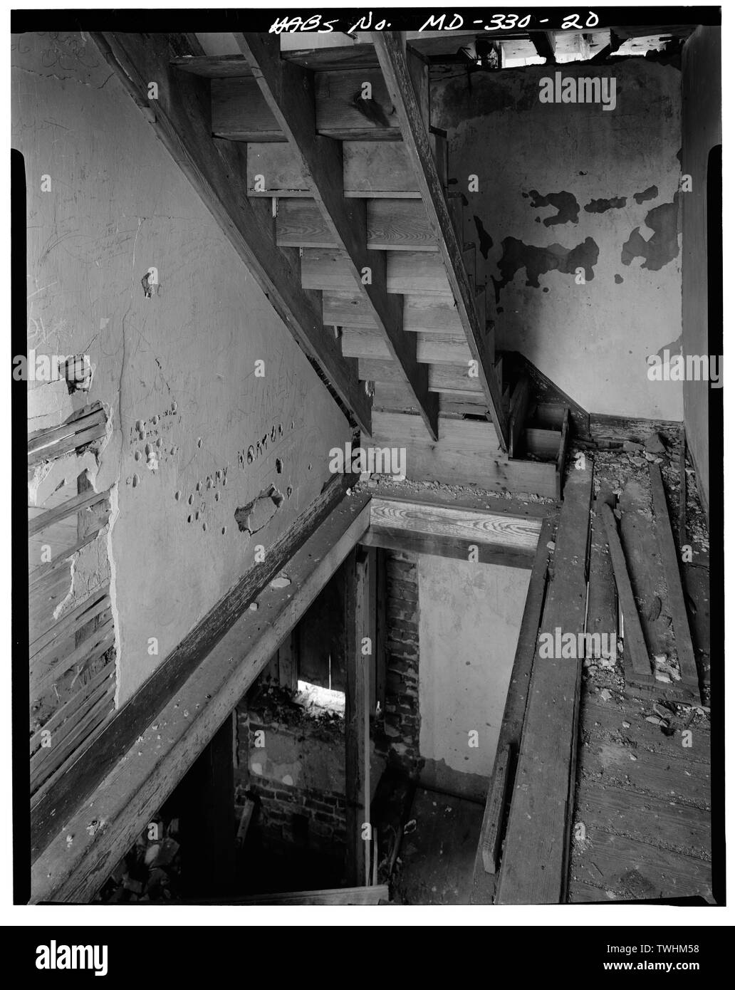 SECOND FLOOR, VIEW LOOKING DOWN STAIRWAY TO FIRST FLOOR - Genesar, State Route 611, Berlin, Worcester County, MD; Bethane, Mariani and Assoc., sponsor; Smith, Delos H, photographer; Warren, M E, photographer; Florida A and M Univ, delineator; Silverman, Eleni, historian Stock Photo