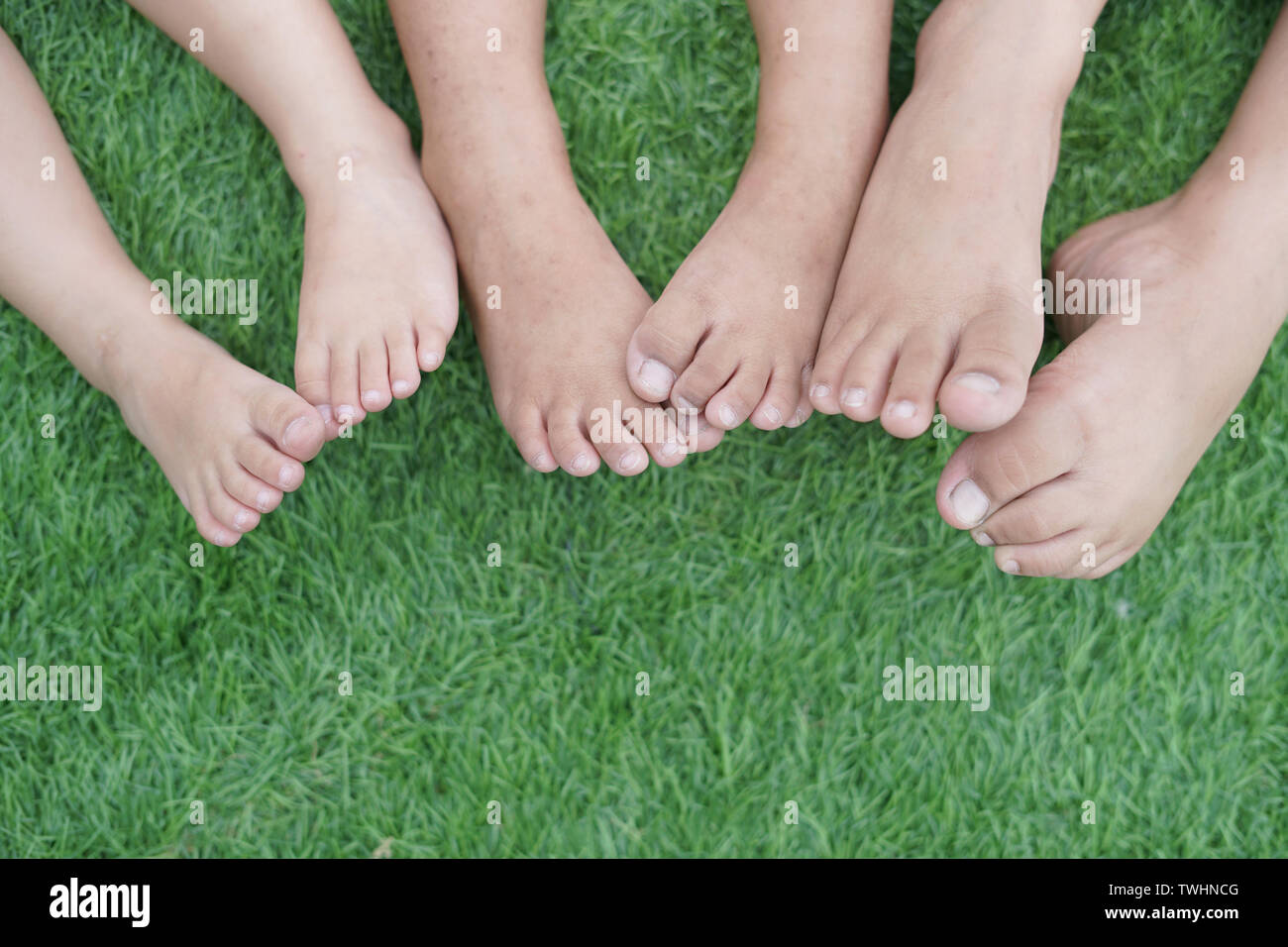 Family feet. Счастливые стопы. Ступни счастливой семьи. Ноги счастливых детей. Ноги счастье.