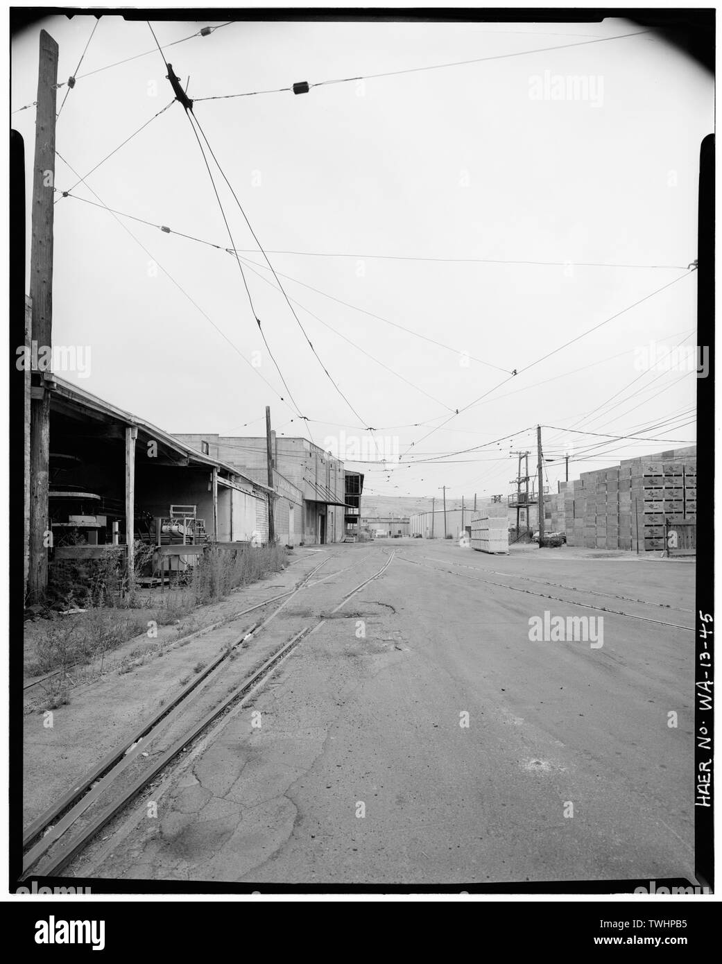 SELAH LINE, LOOKING NORTHEAST, SHOWING END OF LINE AT LARSON FRUIT COMPANY - Yakima Valley Transportation Company Interurban Railroad, Connecting towns of Yakima, Selah and Wiley City, Yakima, Yakima County, WA; Kenly, Edward M; Whitson, Edward; Sawyer, William P; Scudder, Henry B; Yakima Inter-Valley Traction Company; Splawn, A J; Rankin, George S; Niles Car Company; Yearby, Jean P, transmitter; Johnsen, Kenneth G, historian; Schmidt, Jigger, photographer Stock Photo