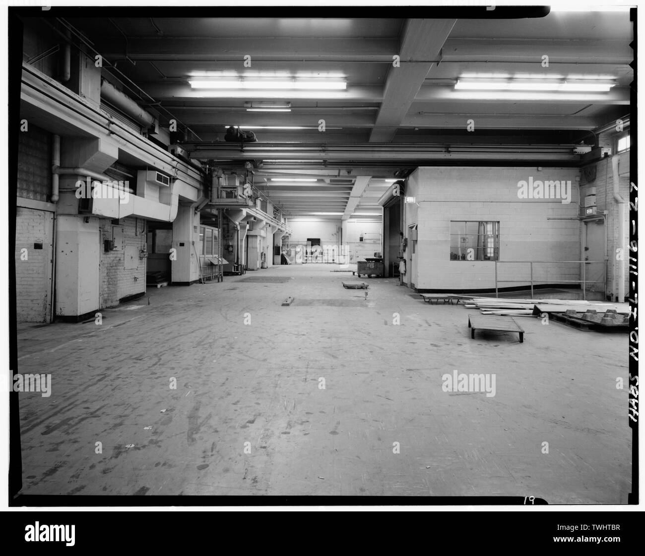 SHIPPING AND STORAGE ROOM WITH TESTING ROOMS AT, THE NORTH WALL, 1923 ADDITION, FIRST FLOOR, LOOKING EAST - Underwriters' Laboratories, 207-231 East Ohio Street, Chicago, Cook County, IL Stock Photo