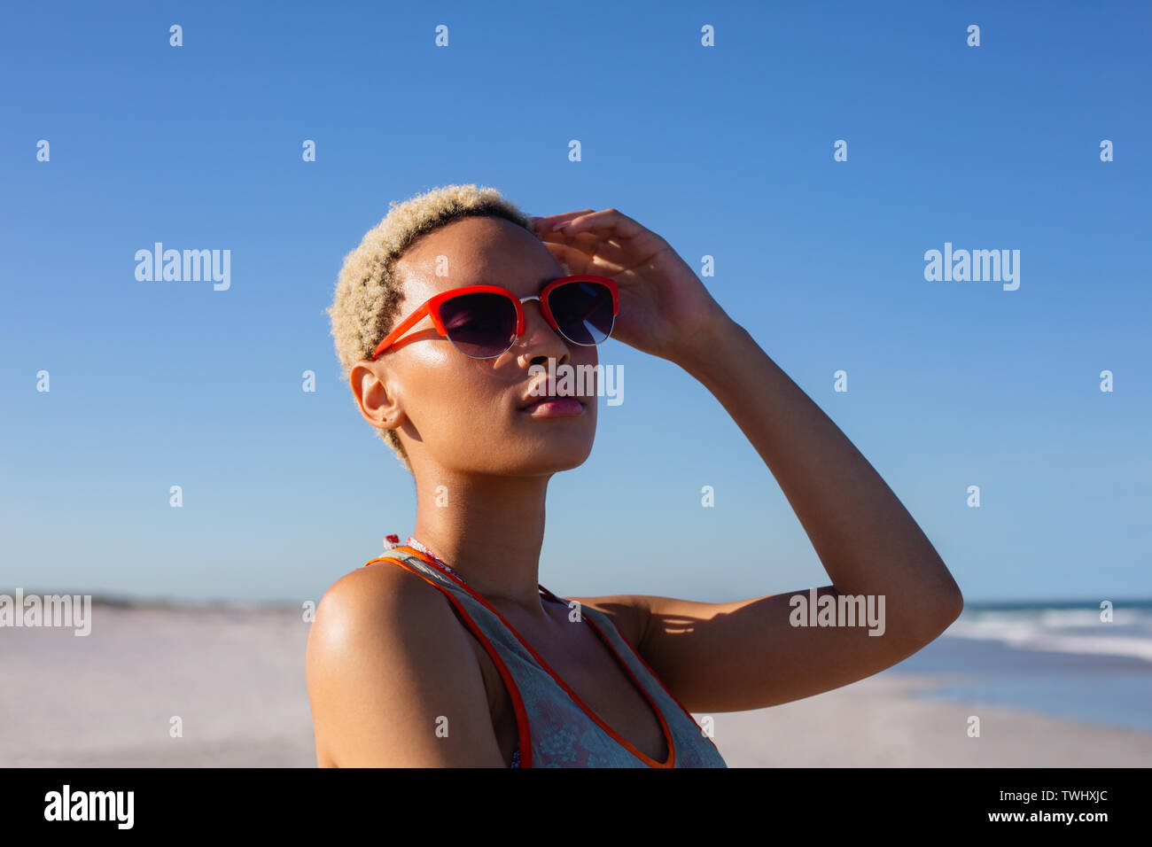 Beautiful woman in sunglasses hi-res stock photography and images - Alamy