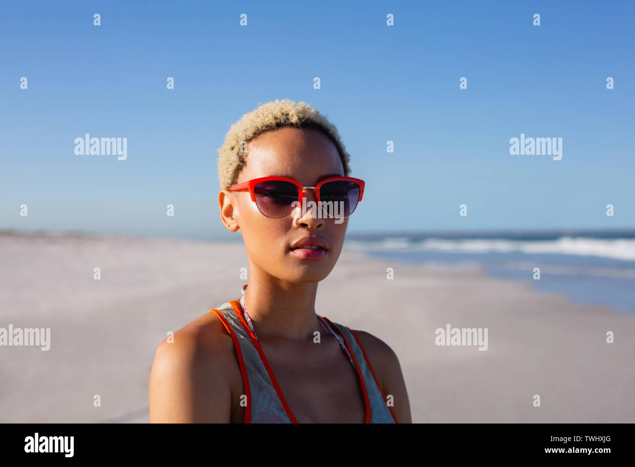Beautiful woman in sunglasses hi-res stock photography and images - Alamy