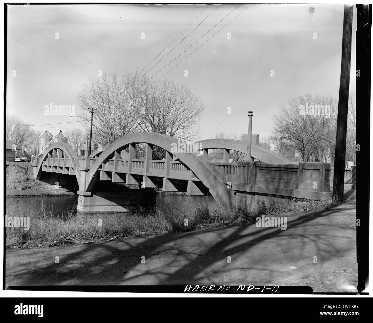 SIDE VIEW OF ARCHES AND CENTER PIER LOOKING WEST Mott Rainbow Arch