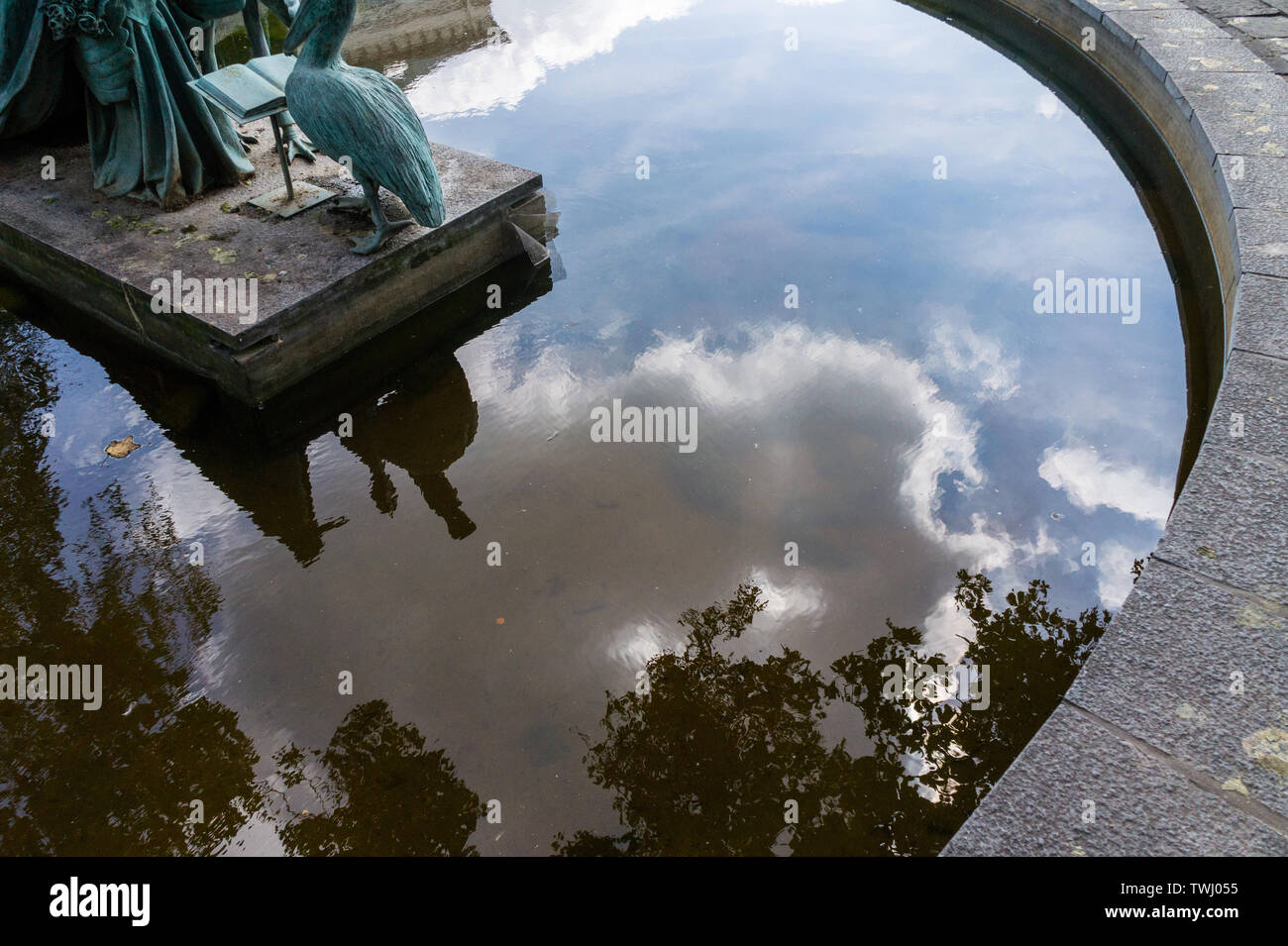 Reflection of a sculpture in water hi-res stock photography and images ...