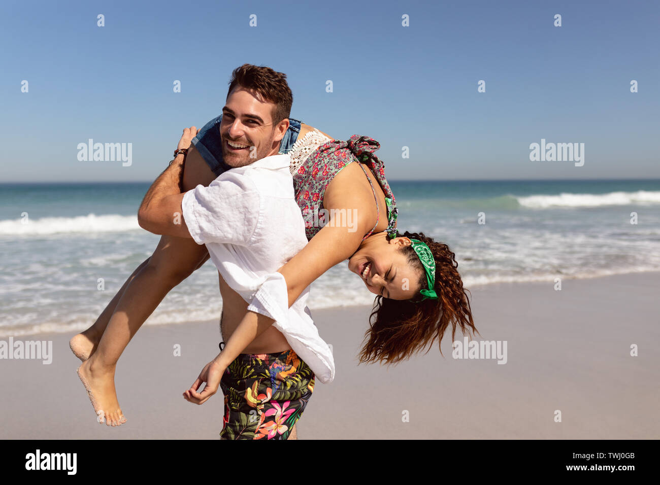 нести человека на плечах. мужчина несет девушку. парень несет парня на плечах. парень несет парня на плечах. мужчина доминирует фото.